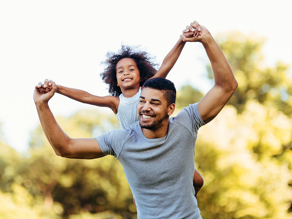 Padre e hijas felices